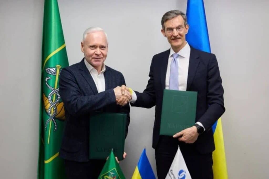 Міський голова Харкова Ігор Терехов та керуючий директор ЄБРР Арвід Тюркнер підписують угоду