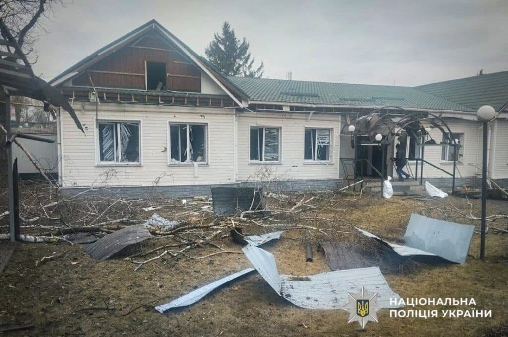 Житловий будинок з вибитими вікнами та уламками після удару російського дрона у Сумській області