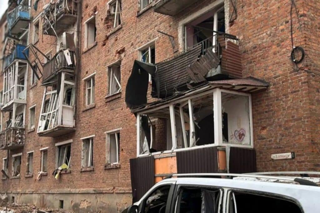 Зруйновані житлові будинки в Глухові після удару російськими авіабомбами