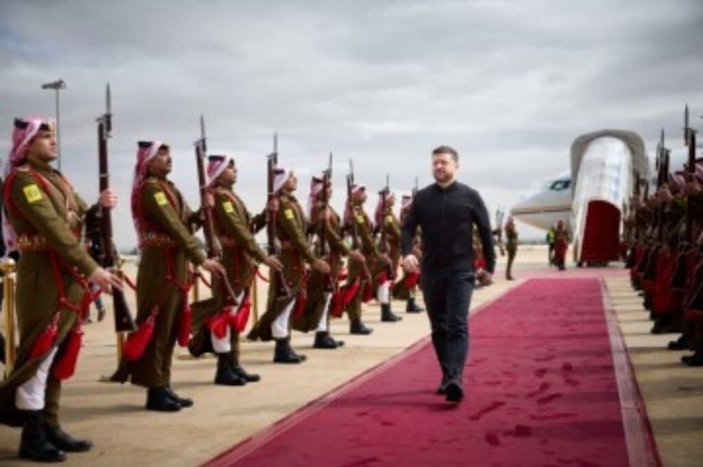 Президент України Володимир Зеленський проходить повз почесну варту під час офіційного візиту до Йорданії