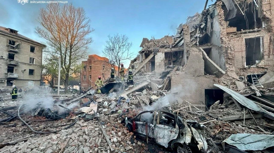 Зруйнована житлова будівля у Дніпрі після російського ракетного удару — рятувальники працюють серед завалів