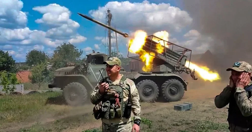 Російські військові запускають реактивні снаряди на Куп’янському напрямку