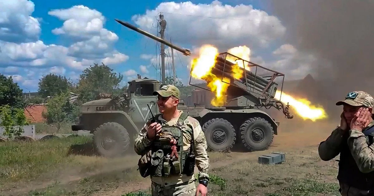 Російські військові запускають реактивні снаряди на Куп’янському напрямку