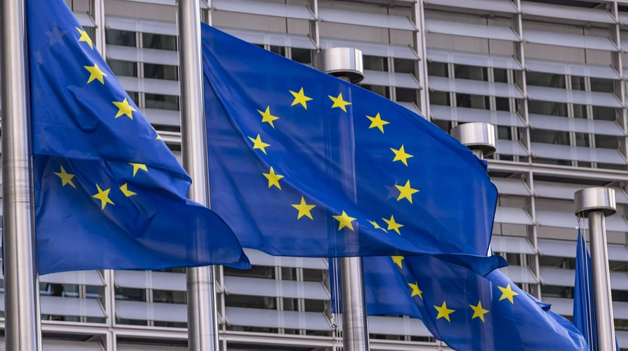 Прапори Європейського Союзу біля будівлі інституцій ЄС