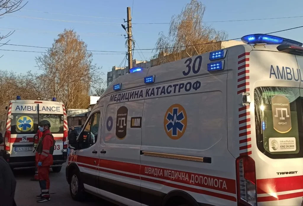Карети швидкої допомоги працюють на місці атаки РФ у Черкасах