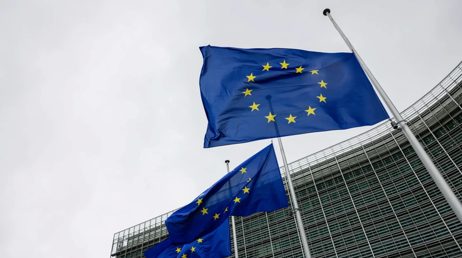 Прапори Європейського Союзу біля будівлі європейських інституцій