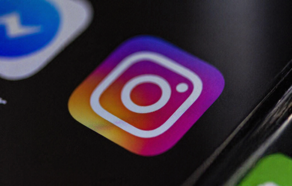 Іконка Instagram на екрані смартфона крупним планом