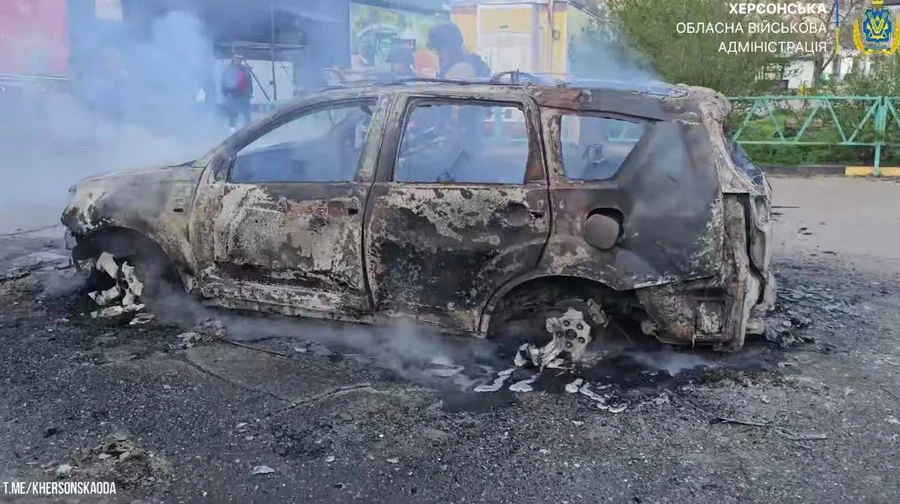 Згорілий автомобіль після атаки російського дрона у Херсоні