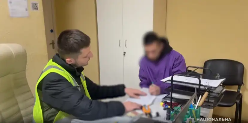Правоохоронець проводить слідчі дії з підозрюваним у справі про заборонений контент за участі дітей