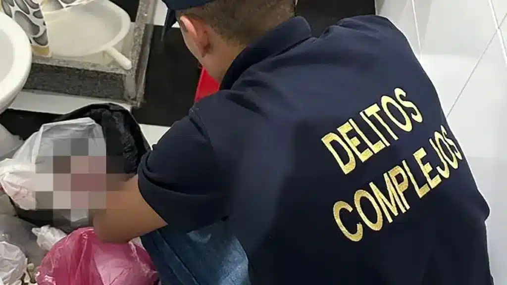 Співробітник відділу розслідування тяжких злочинів поліції Буенос-Айреса оглядає пакети з людськими останками, знайдені під час обшуку в клініці «Санта Марія» у Вілья-Бальєстер