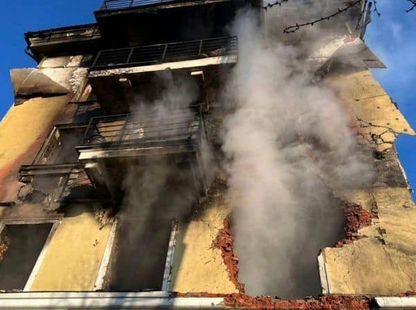 Пошкоджений житловий будинок після нічної атаки РФ у Сумській області