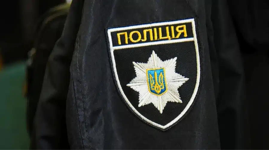 Шеврон поліції Національної поліції України з тризубом на формі правоохоронця — ілюстративне фото