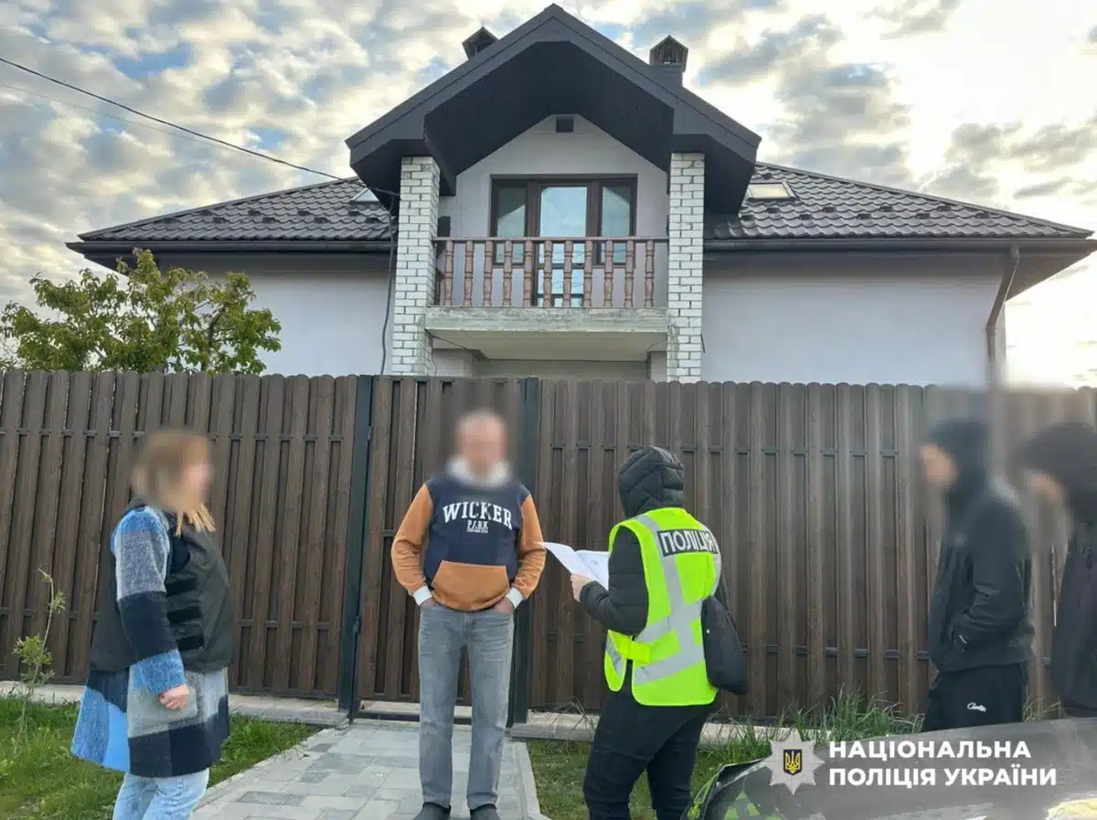 Обшук у посадовця ТЦК біля приватного будинку — Нацполіція провела 44 обшуки в 16 регіонах України у справі про незаконне збагачення