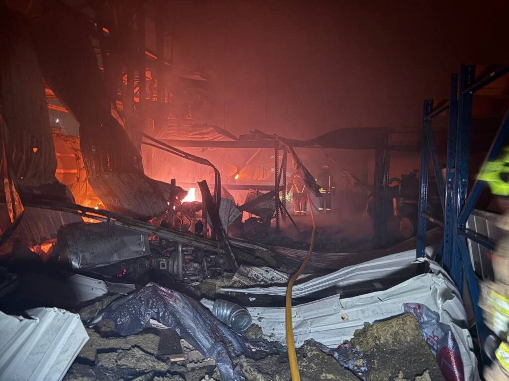 Пожежа на місці влучання російських дронів по Одещині 3 травня 2026 — рятувальники гасять полум'я серед руїн