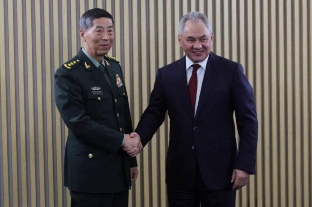 Лі Шанфу під час зустрічі з Сергієм Шойгу