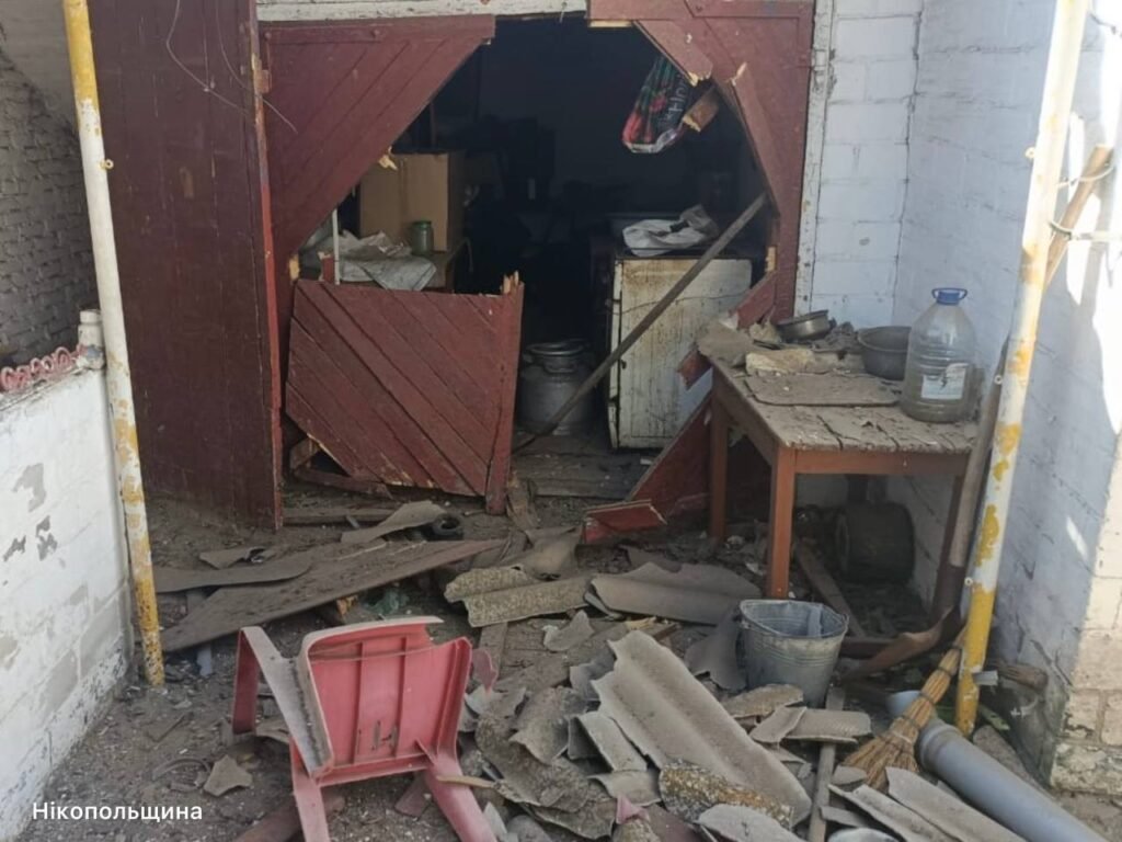 Пошкоджений будинок у Нікопольському районі після російської атаки FPV-дронами