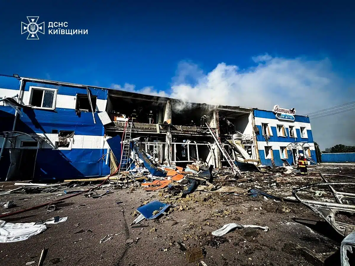 Зруйнований завод “Яготинське для дітей” після удару російських дронів на Київщині