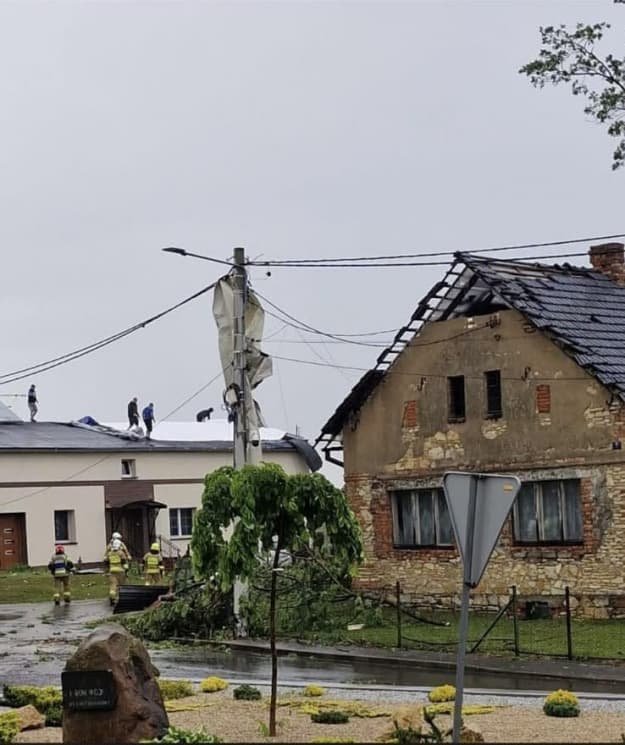 Наслідки торнадо у селі Бальцажовіце в Польщі