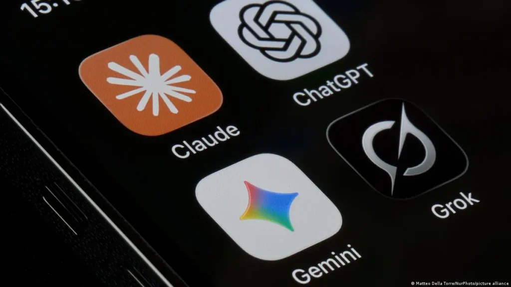Іконки ChatGPT, Claude, Gemini та Grok на екрані смартфона