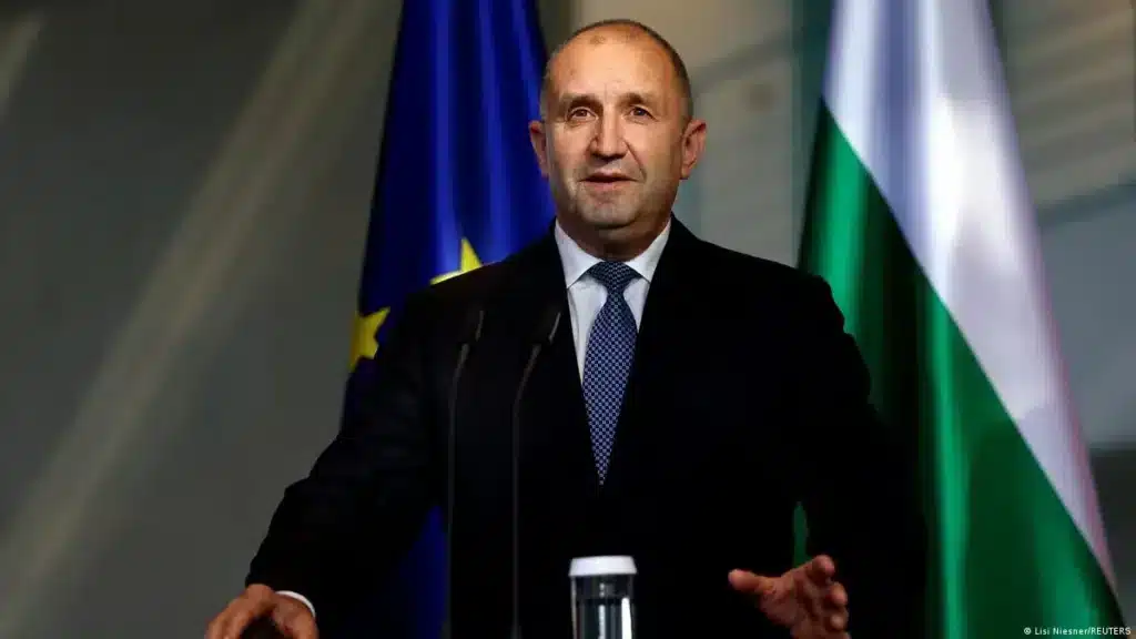 Представник влади Болгарії на тлі прапорів ЄС і Болгарії під час заяви про постачання зброї Україні
