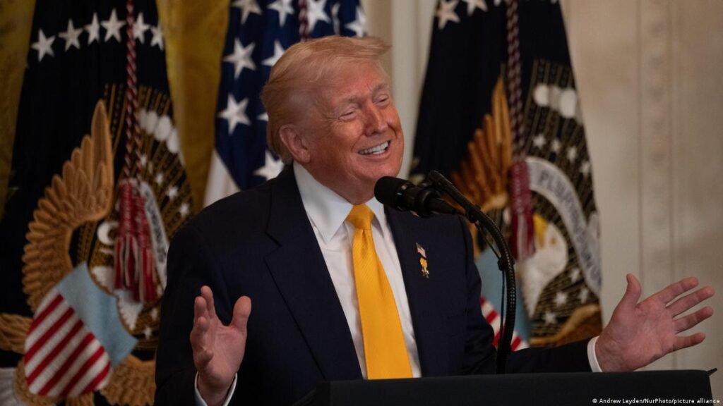 Дональд Трамп виступає на тлі прапорів США