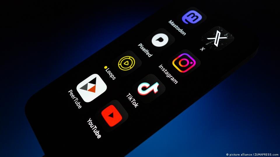 Іконки соцмереж Instagram, TikTok, YouTube, X, Mastodon і PeerTube на екрані смартфона