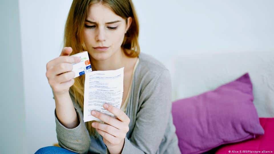 Жінка читає інструкцію до антидепресантів SSRI