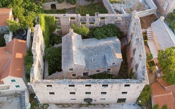 будинок у будинку — легендарна споруда впертого власника, який відмовився продавати своє житло