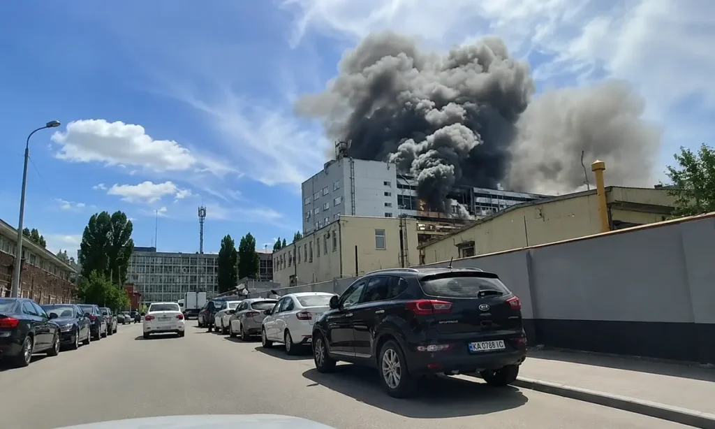 Пожежа після удару по заводу Сборка у Воронежі