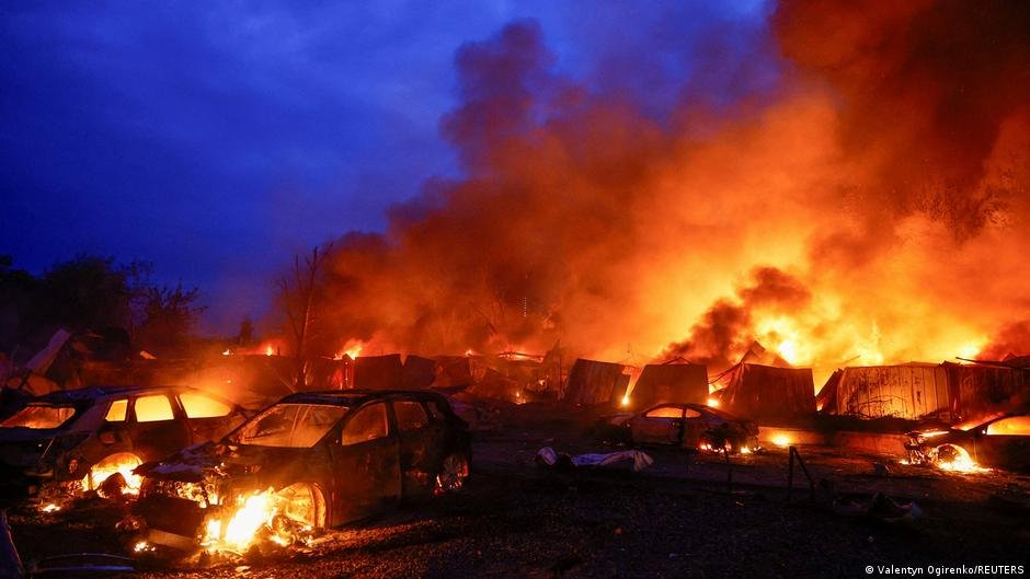 нічна атака РФ на Україну: уламки збитого дрона на тлі нічного неба після масованого удару