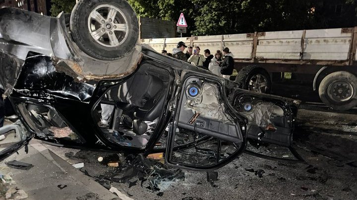 Перекинуте авто ТЦК Львів під час примусової мобілізації на вулиці міста