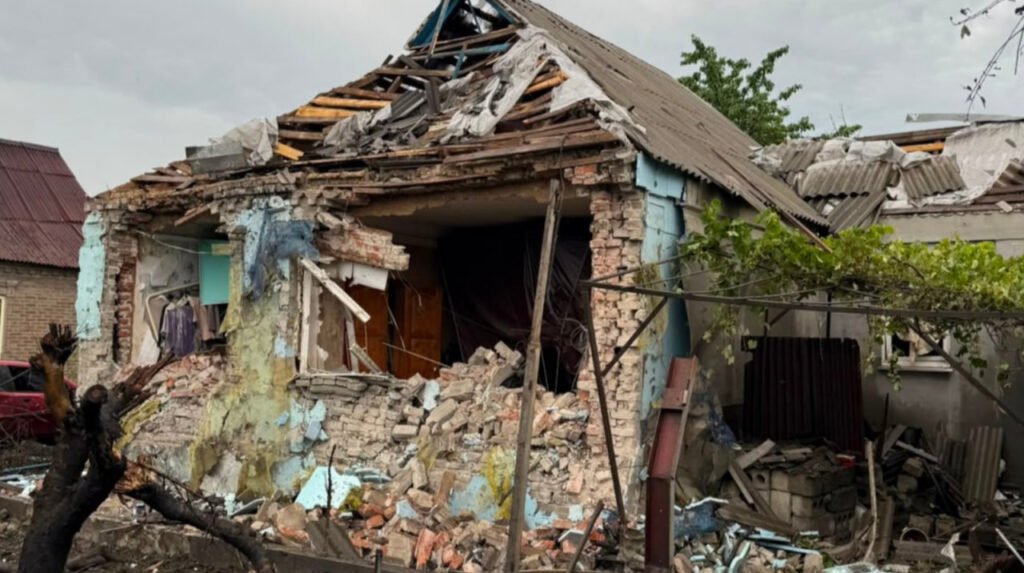Удар по Краматорську: зруйновані будівлі після авіабомбардування, четверо загиблих серед яких діти