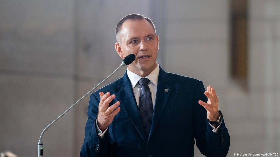 прапор УПА на фоні польського парламенту під час дебатів про його заборону