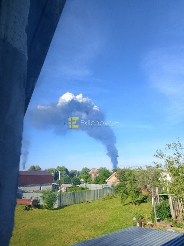 Пожежа на НПЗ у Кстово після атаки ЗСУ — густий дим над нафтопереробним заводом