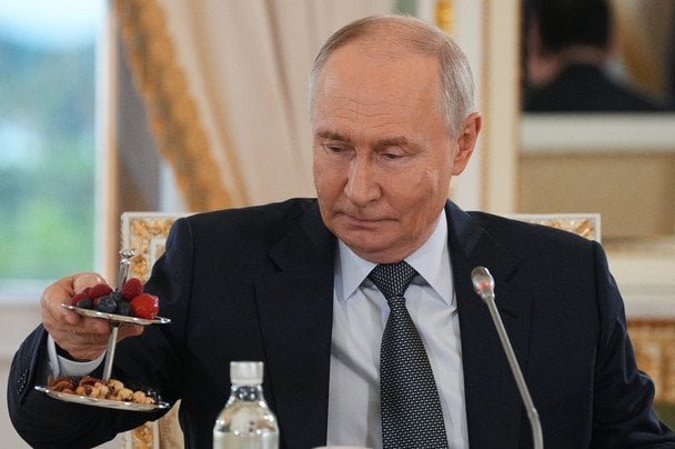 мирні переговори Путін за столом переговорів на тлі карти України