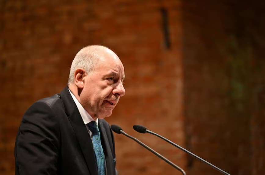 Президент Угорщини підписує закон про власне відсторонення від посади