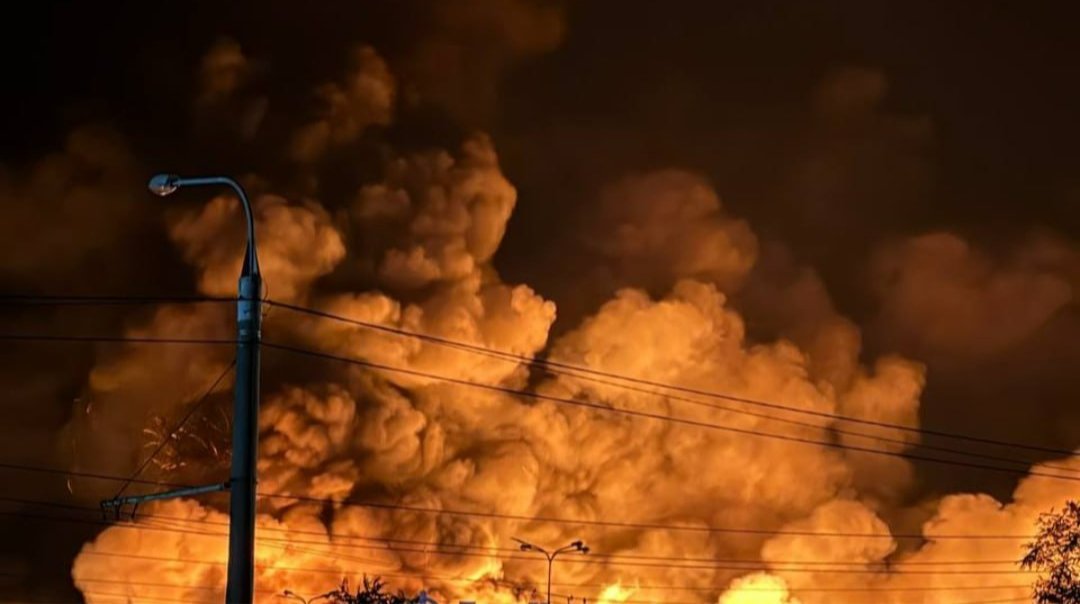 удар по Сумах спричинив пожежу в торговому центрі та поранення серед дітей