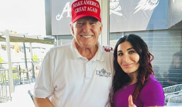 американська блогерка з кола Трампа під час візиту до України