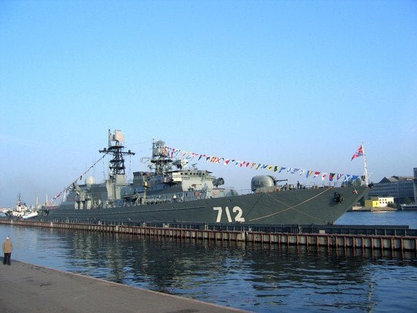 російський корабель відкриває вогонь біля узбережжя Британії під час військового інциденту
