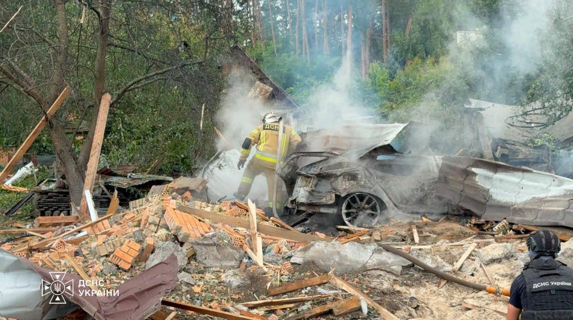 Наслідки ракетного удару по Київщині: зруйновані будівлі та рятувальні роботи на місці трагедії