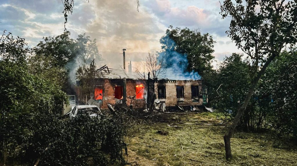 удар дрона Лозова — рятувальники на місці трагедії, де постраждали шестеро людей, троє з яких діти