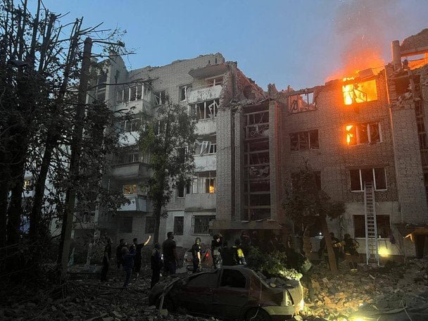 пожежа Львів — житлові будинки горять після ракетної атаки Росії на місто
