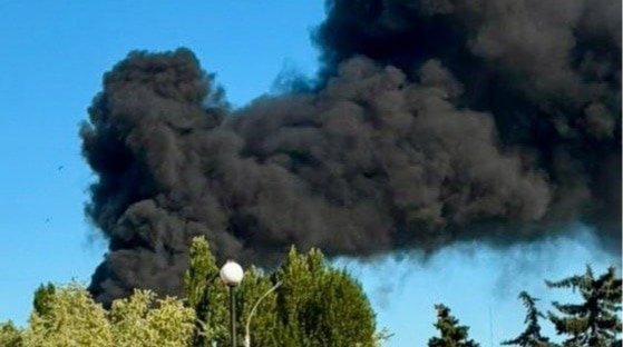 удар Павлоград — пожежа в торговому центрі після обстрілу, є поранений