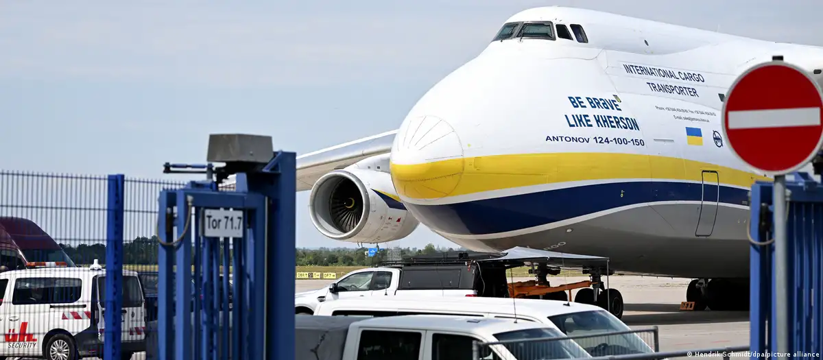 Військово-транспортний літак Ан-124 в аеропорту Лейпцига після перевірки МВС Німеччини