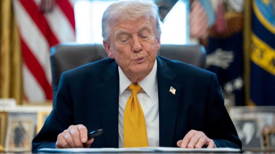 Ормузька протока між Іраном та Оманом після заяви Трампа про нову територію США