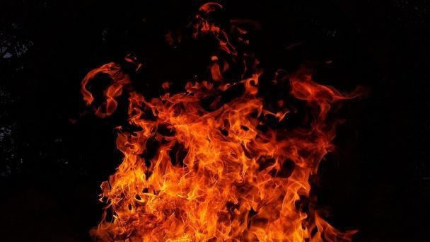 атака Київ склад охоплений вогнем після російського удару з жертвами серед цивільних