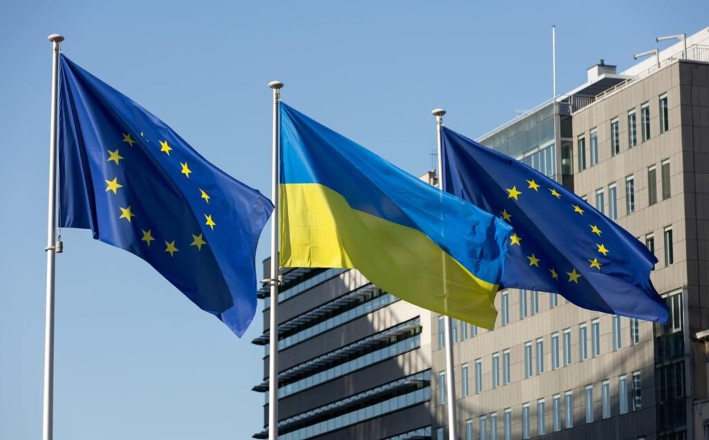Прапор України піднятий біля штаб-квартири ЄС напередодні Дня Незалежності України
