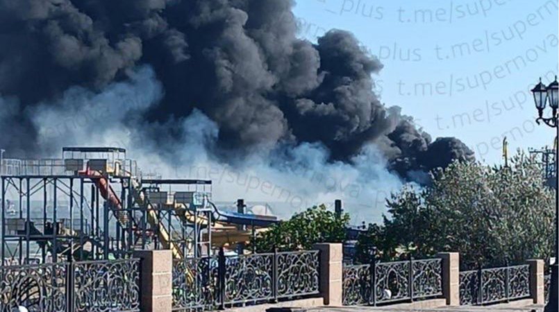 удар по Єйську — горять резервуари нафтобази на тлі густого чорного диму