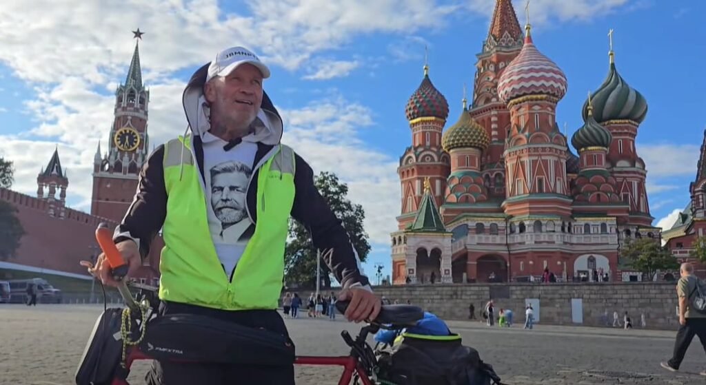 чеський велосипедист їде на велосипеді з написом Україна шляхом до Москви