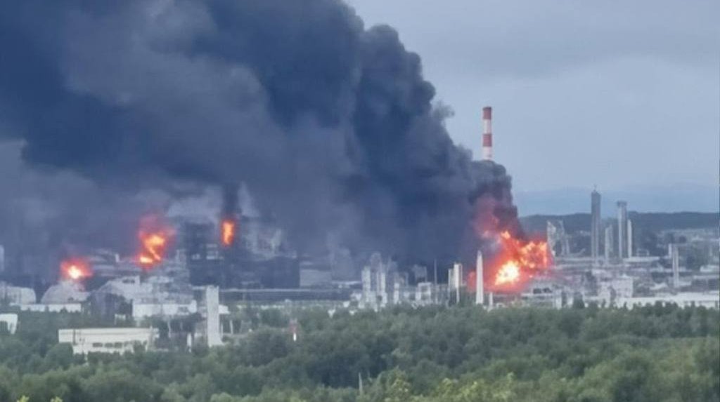 атака дрона на НПЗ Лукойлу в Росії спричинила зупинку нафтопереробного заводу